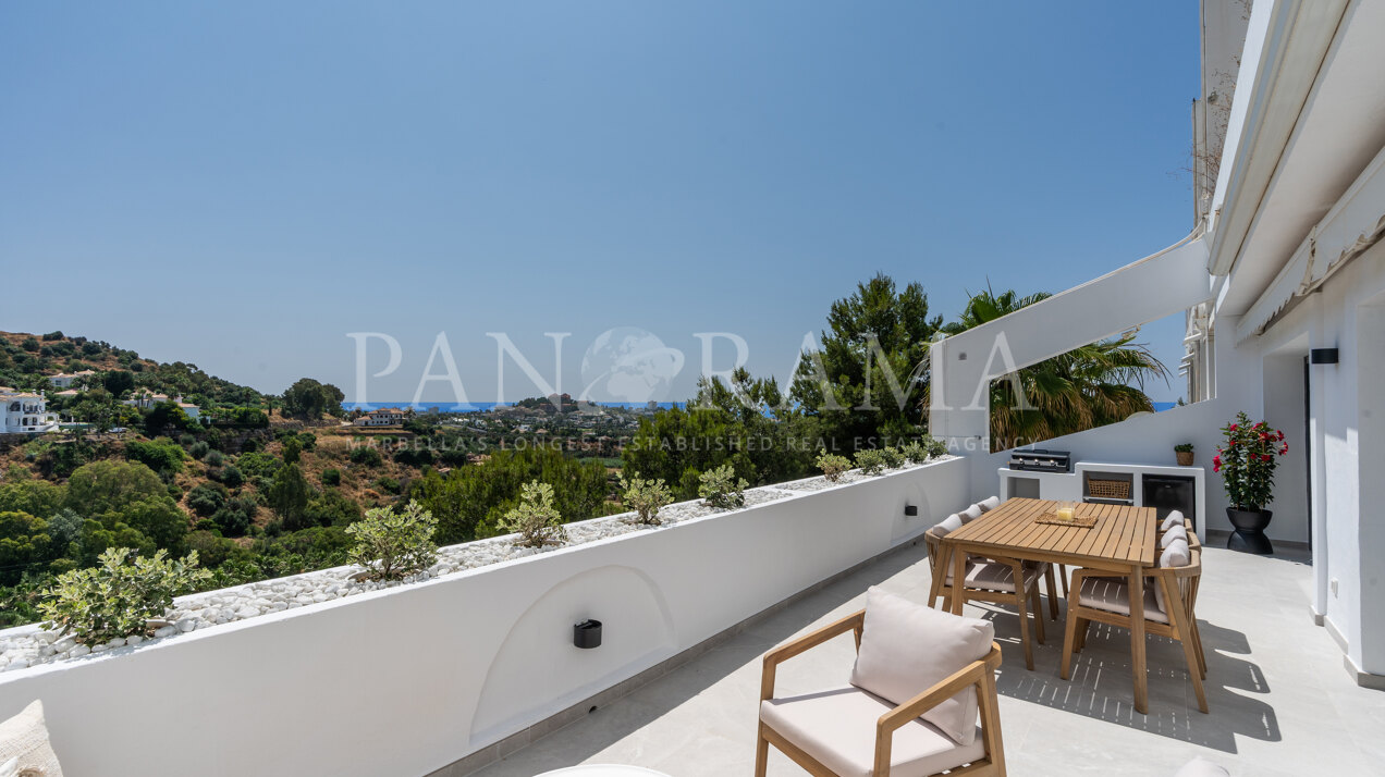 Elegant and spacious apartment with panoramic views in La Quinta