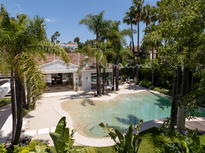 Moderna villa de nueva construcción con arquitectura elegante y una piscina natural con arena en Nueva Andalucía