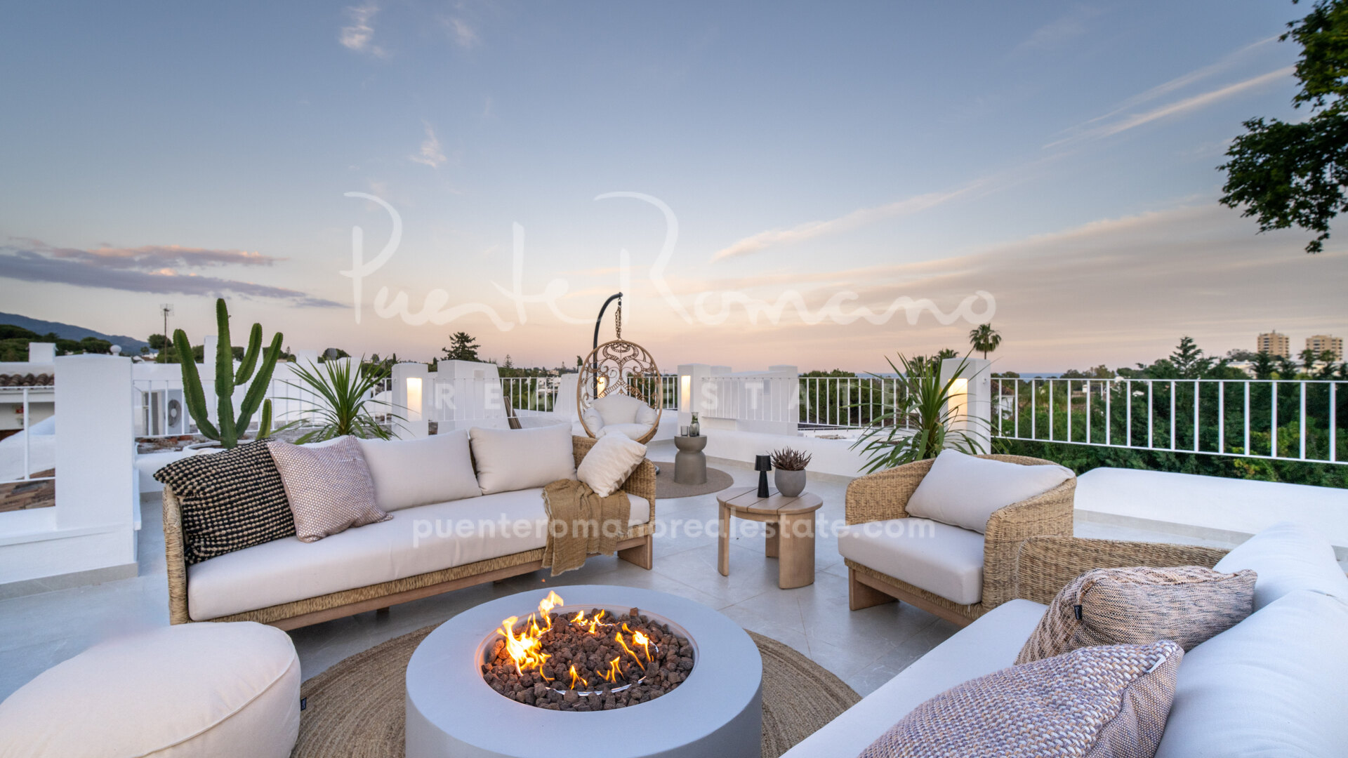 Luxurious townhouse with lovely views in Azahara II