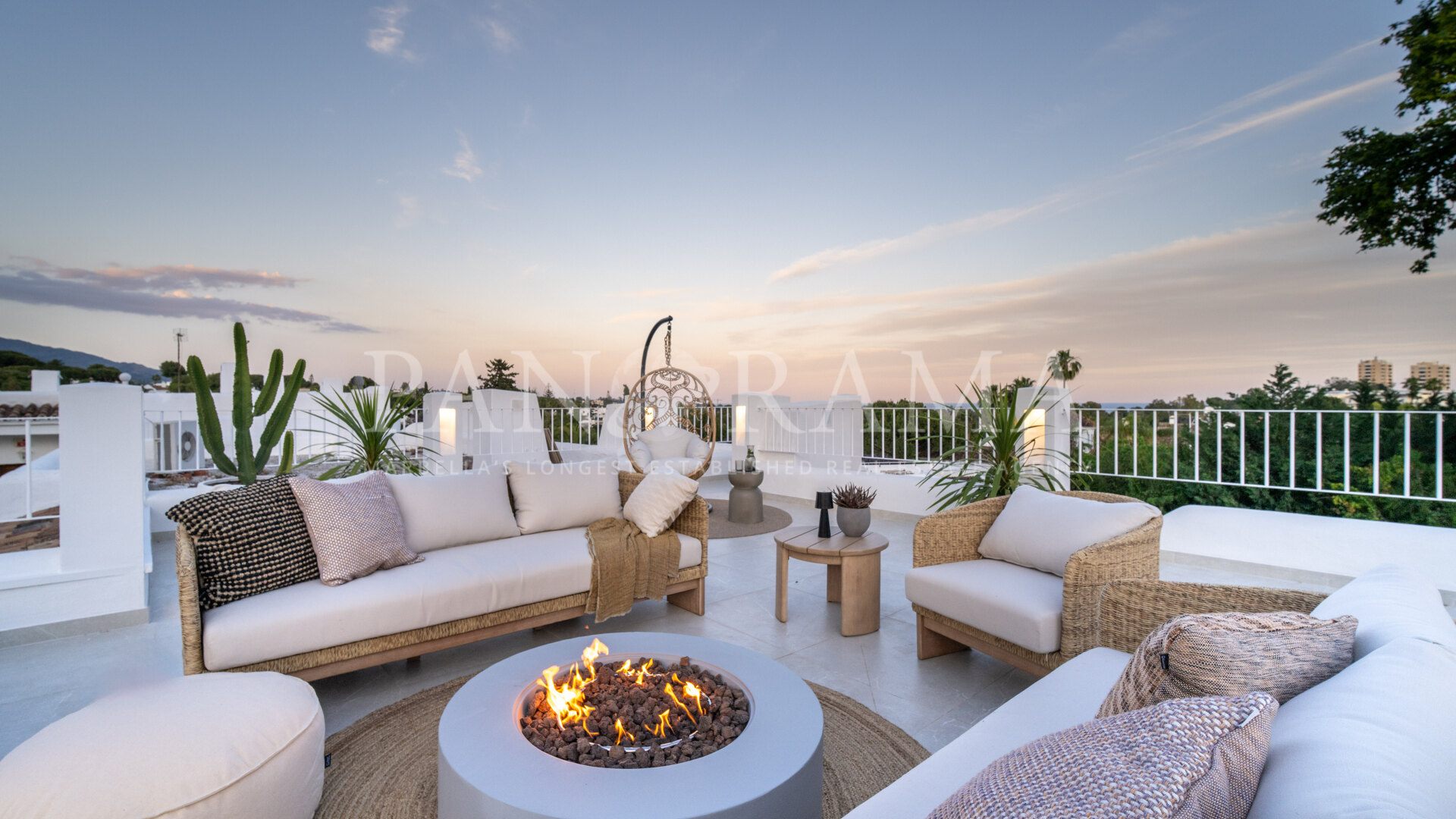 Luxurious townhouse with lovely views in Azahara II