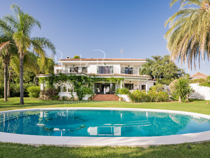 Encantadora villa familiar con vistas al mar y a la montaña, exuberante jardín y piscina junto a Marbella centro