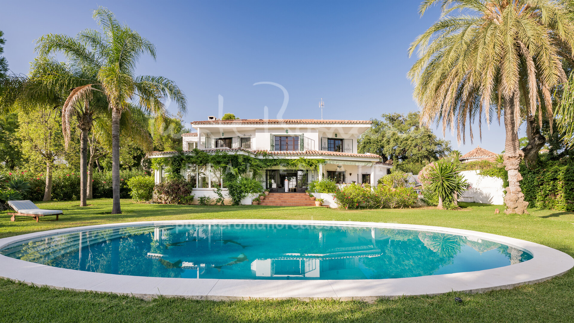 Encantadora villa familiar con vistas al mar y a la montaña, exuberante jardín y piscina junto a Marbella centro