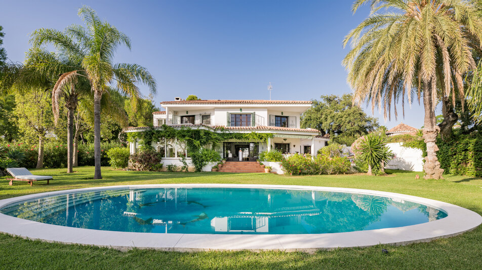 Charming family villa with sea and mountain views, lush garden and serene poolside next to Marbella Town