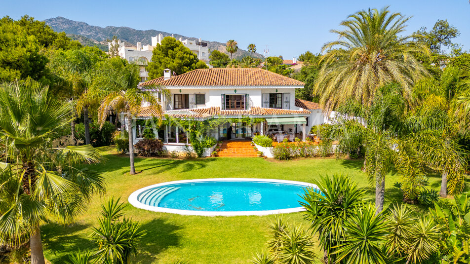 Mediterranean-style villa on an exceptional plot with stunning views and development potential