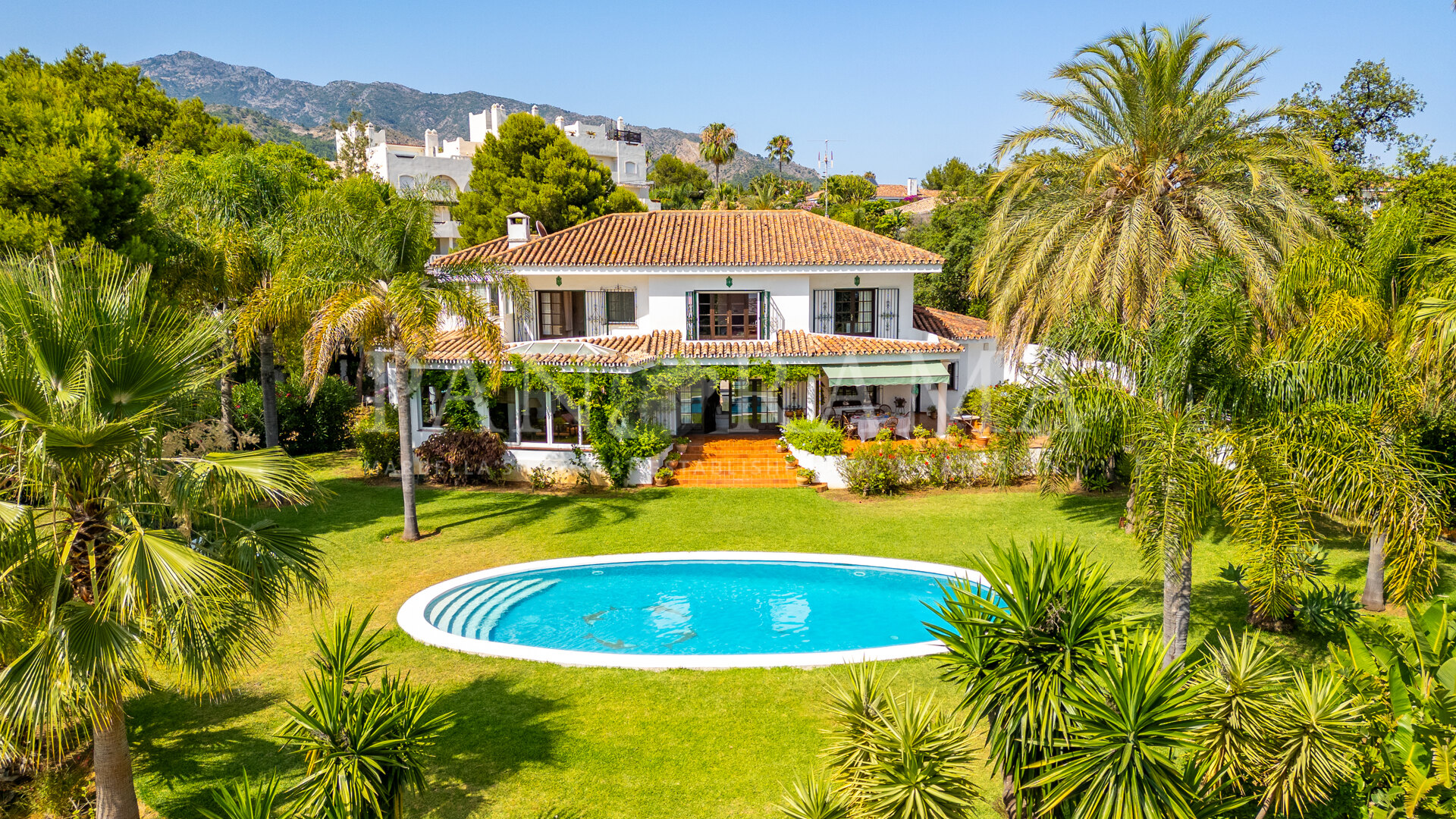 Mediterranean-style villa on an exceptional plot with stunning views and development potential