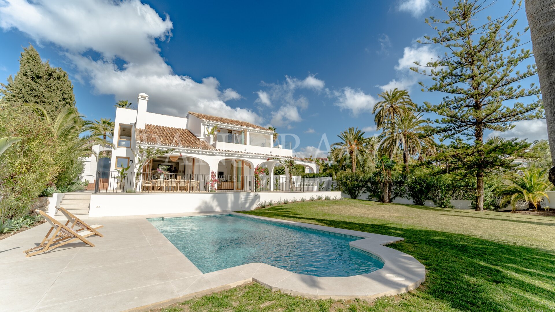 Villa with panoramic sea views in a tranquil setting above Marbella Town