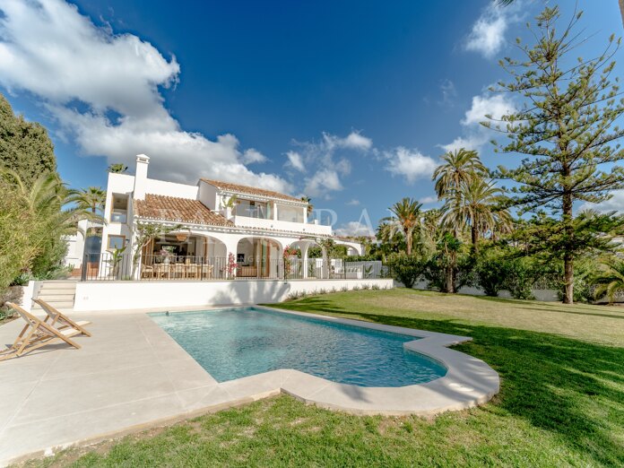 Villa met panoramisch zeezicht in een rustige omgeving boven Marbella-stad