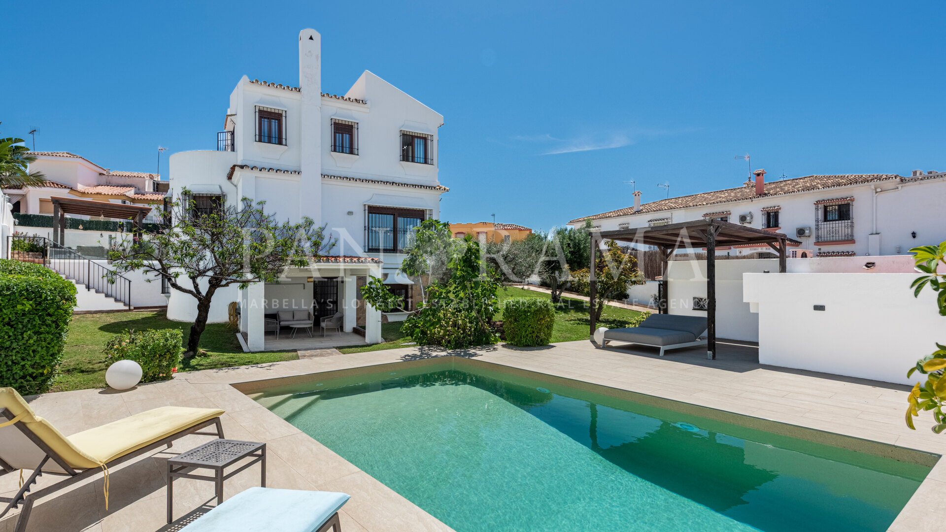 Villa with sea views within walking distance to Marbella centre