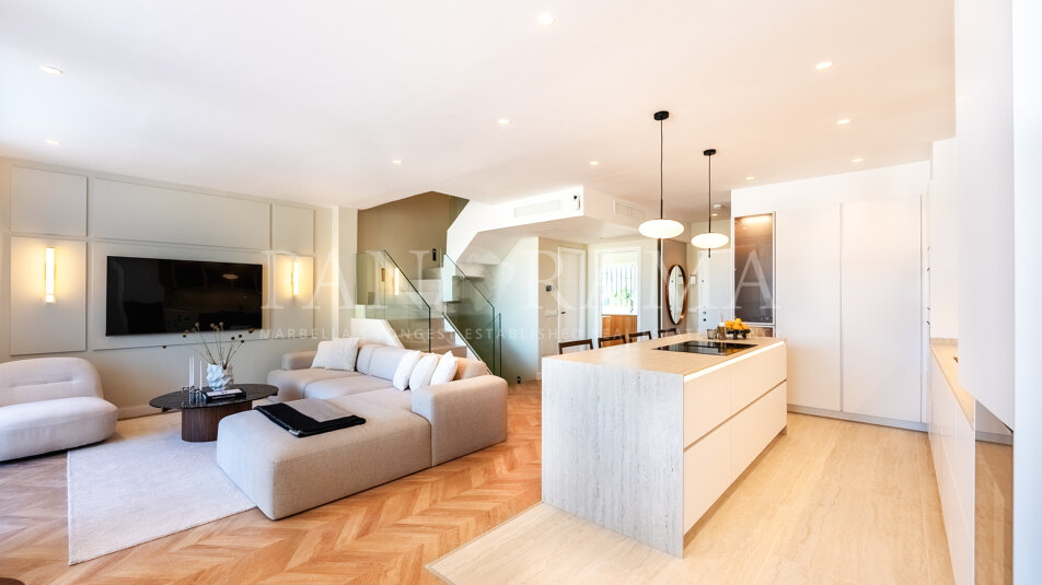 Villa mitoyenne de designer, matériaux haut de gamme, enclave sécurisée, à distance de marche de Puente Romano