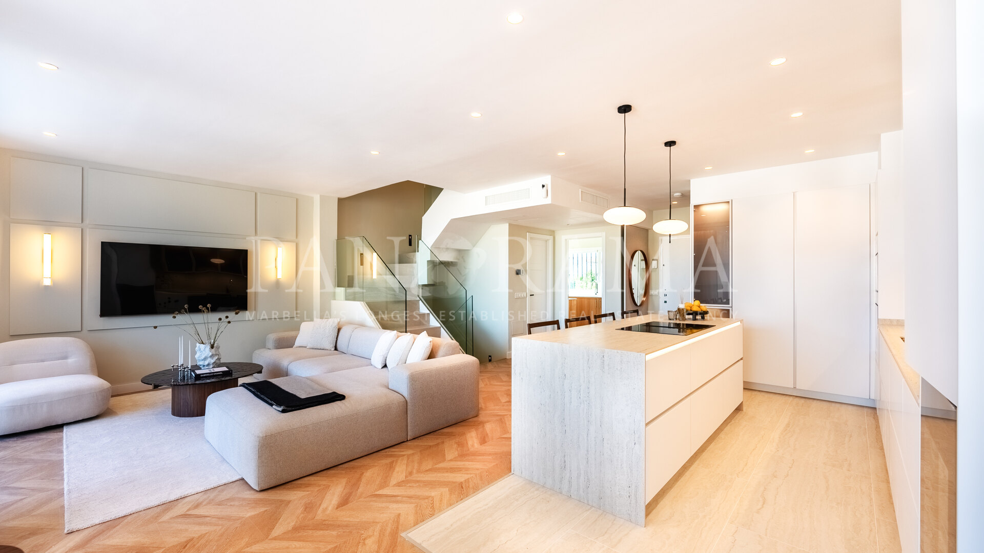 Villa mitoyenne de designer, matériaux haut de gamme, enclave sécurisée, à distance de marche de Puente Romano