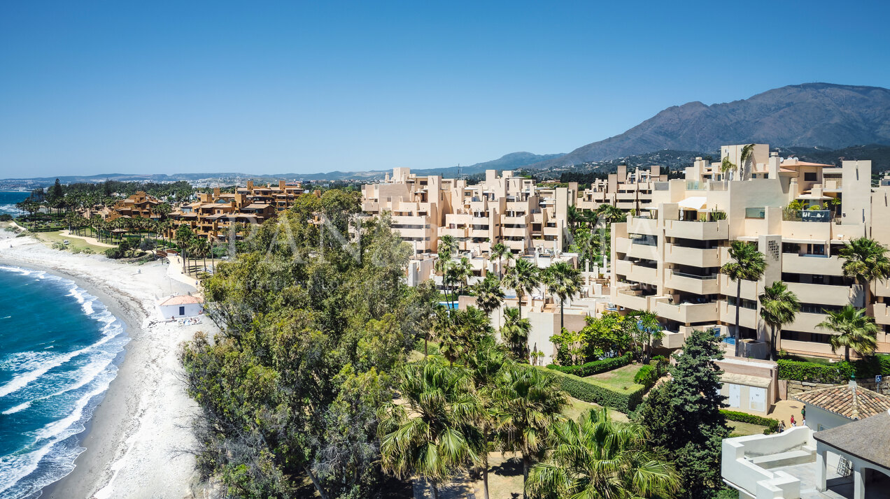 Ático dúplex junto al mar en una urbanización cerrada en Estepona