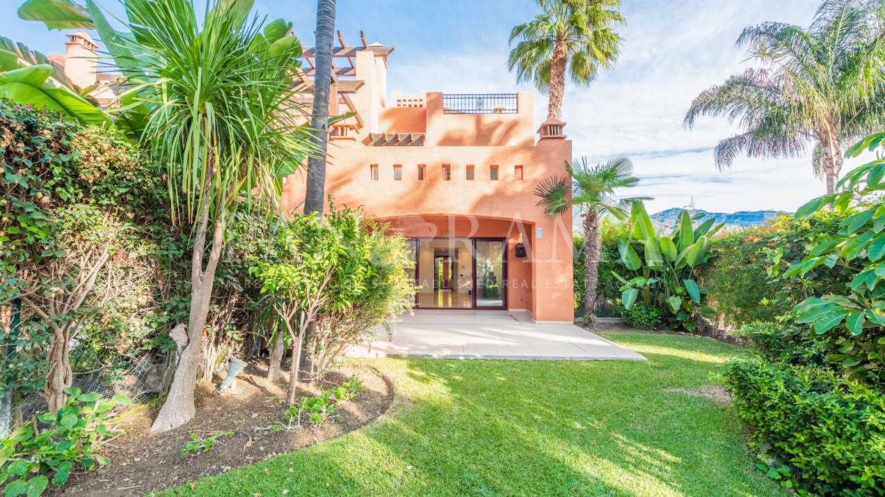 Impeccable luxury townhouse in Altos de Puente Romano
