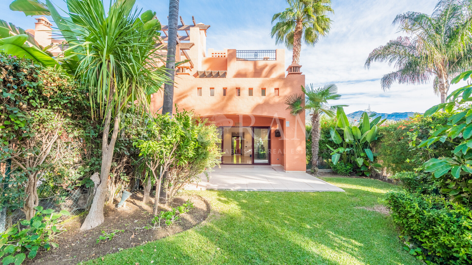 Impeccable luxury townhouse in Altos de Puente Romano