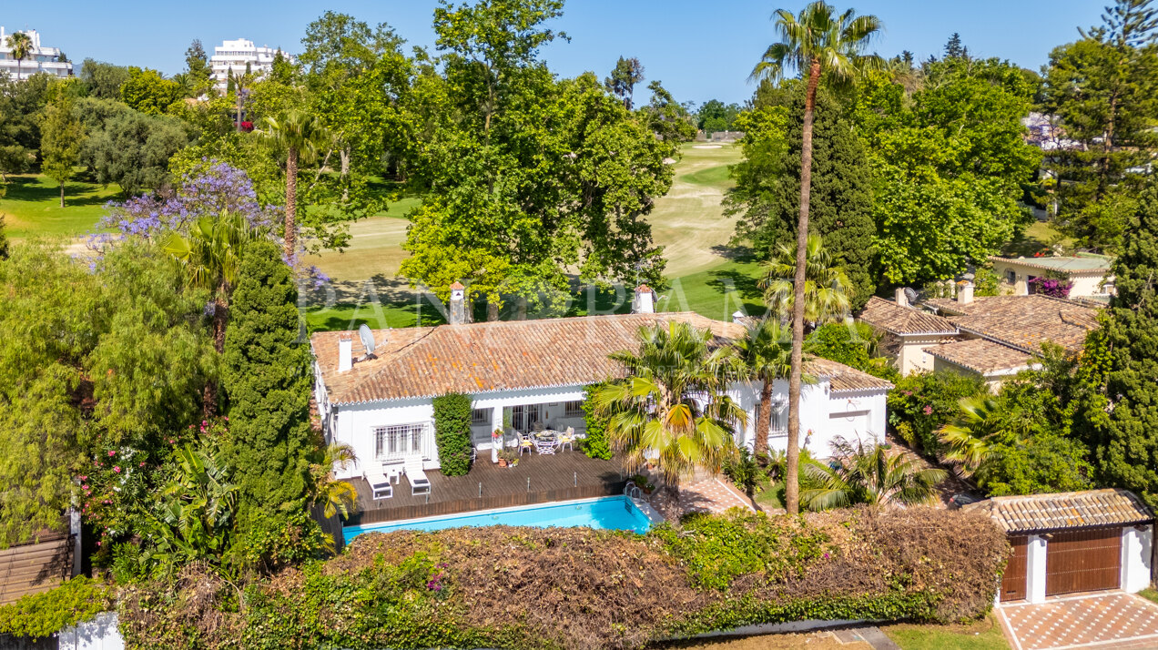 Superbe villa de plain-pied directement située sur le parcours de golf de Guadalmina Alta
