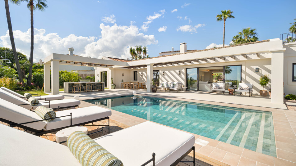 Modern single-level villa just minutes from Los Naranjos Golf Course