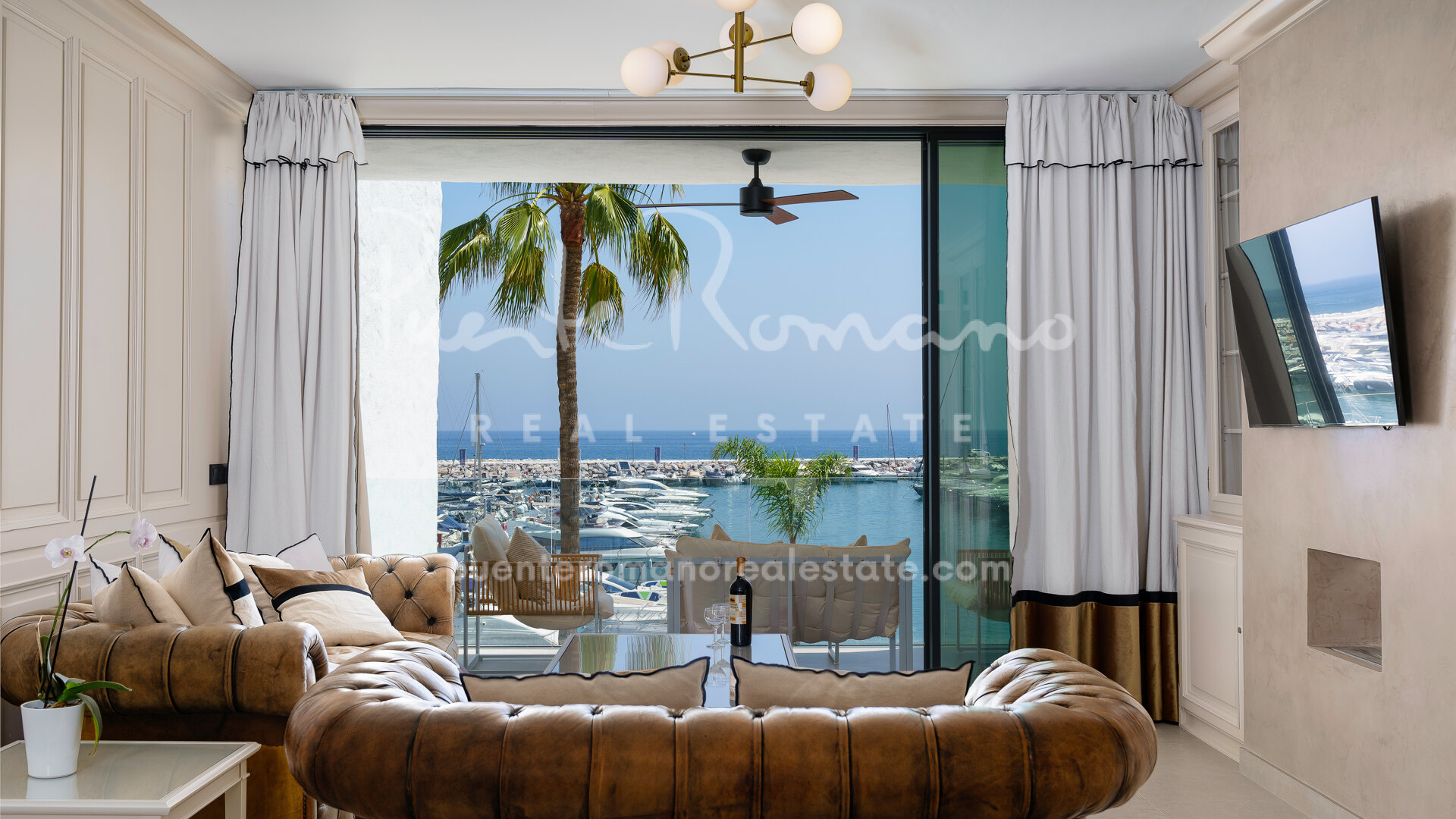 Frontline marina apartment with sea views in Puerto Banús