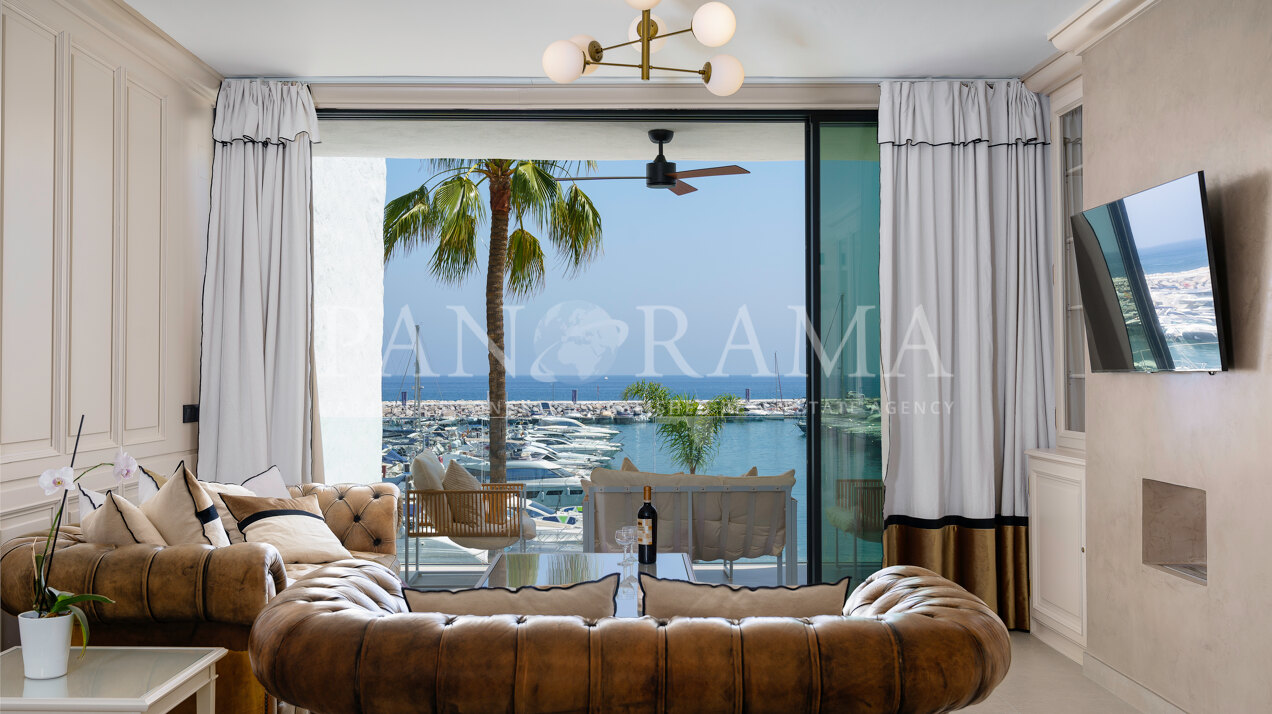 Apartamento en primera línea del puerto de Banús con vistas al mar
