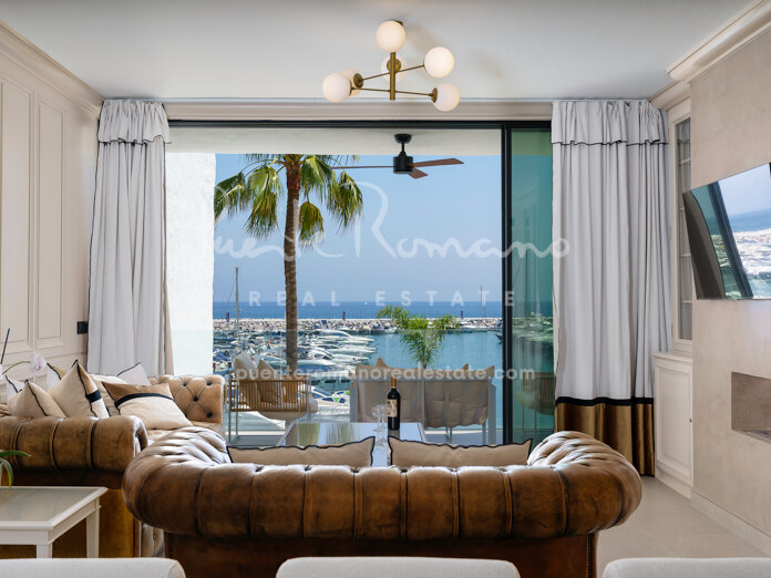 Frontline marina apartment with sea views in Puerto Banús