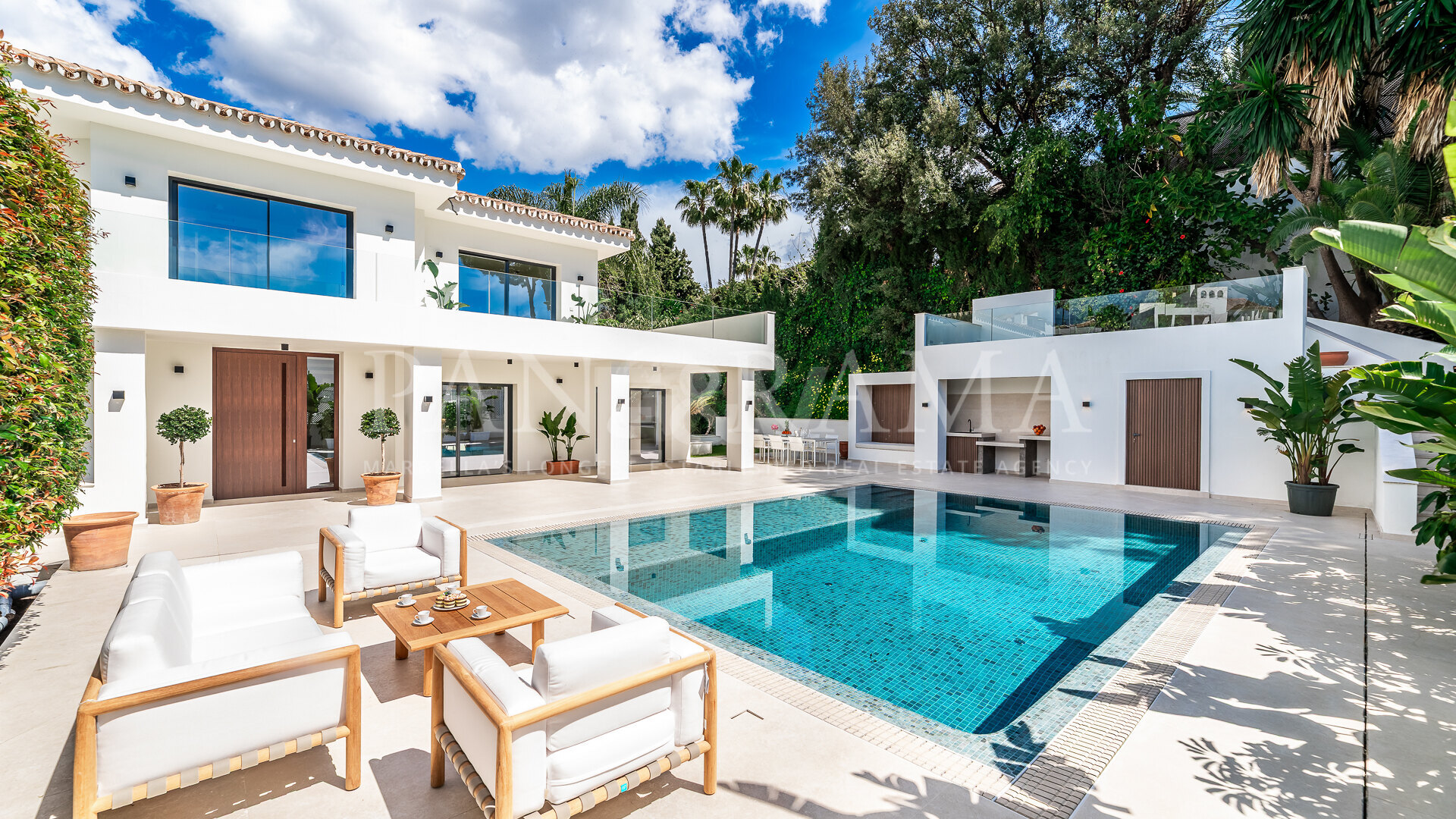 Modern and elegant villa in the sought-after residential area of Elviria