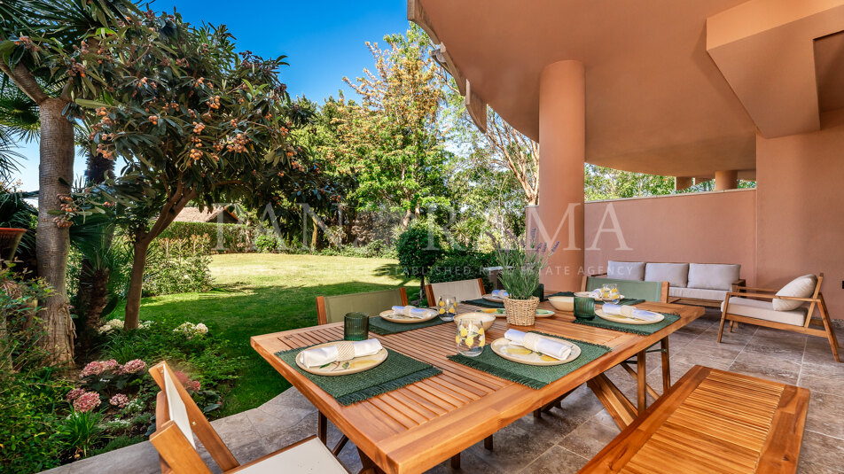 Contemporary ground floor apartment with private garden in Magna Marbella