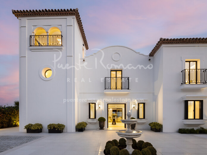 Modern and stylish villa with panoramic views in Monte Halcones