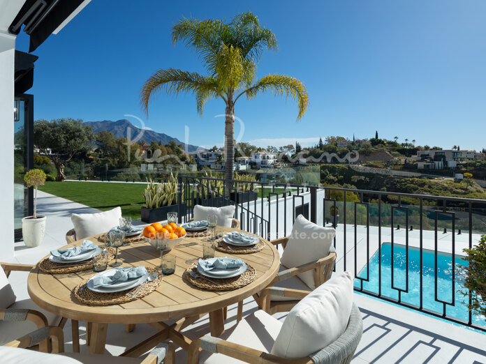 Modern and stylish villa with panoramic views in Monte Halcones