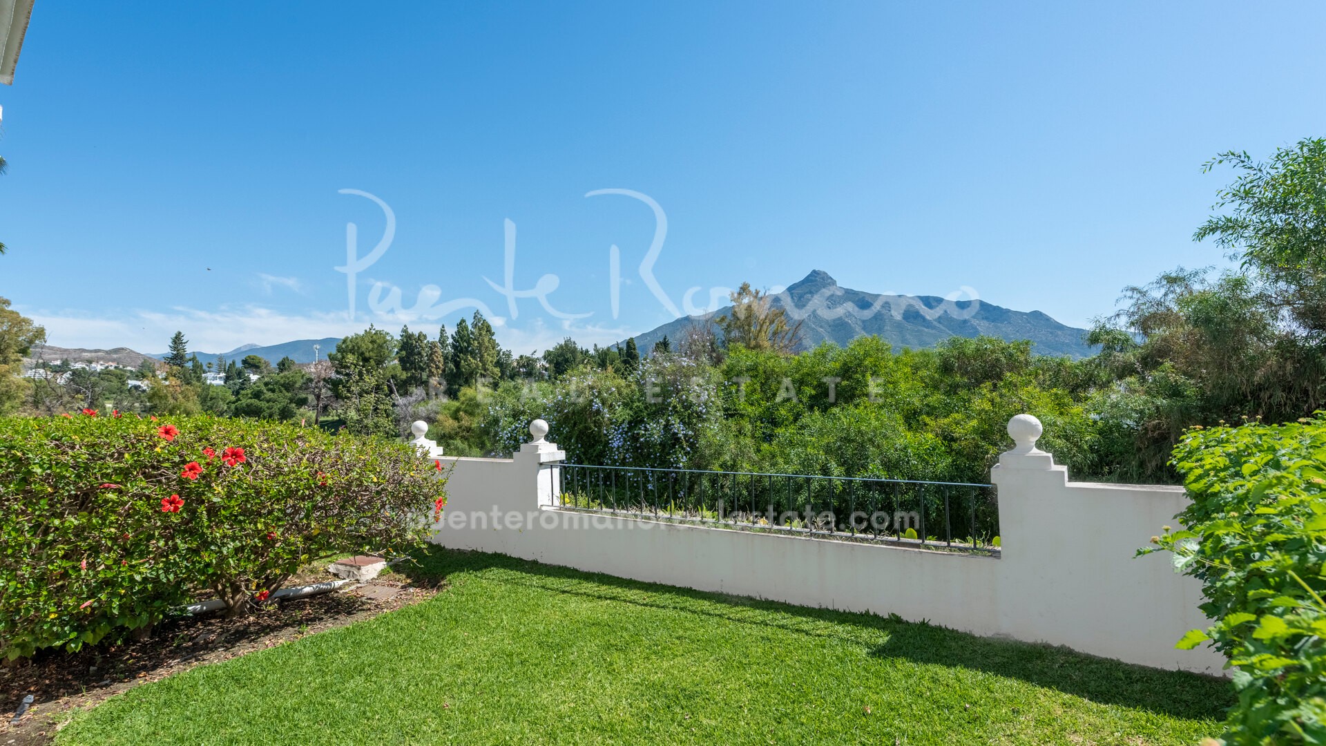 Charming townhouse with golf and mountain views in Aloha Pueblo, Nueva Andalucía