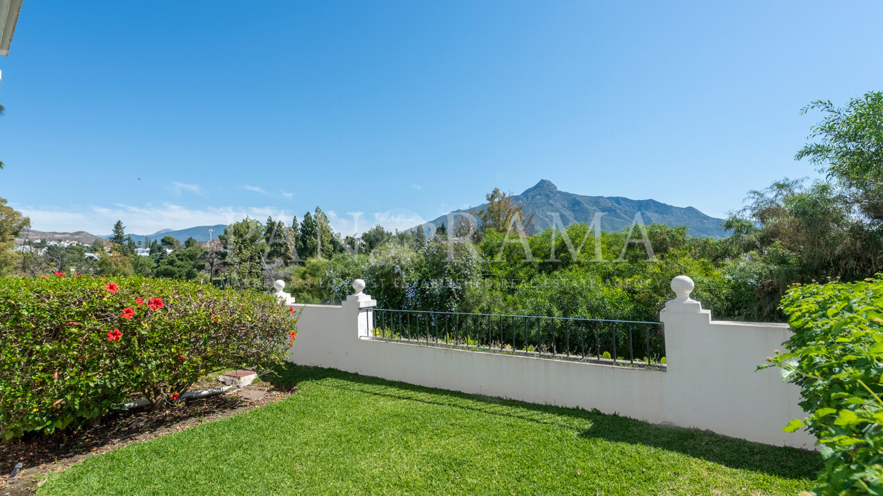 Charming townhouse with golf and mountain views in Aloha Pueblo, Nueva Andalucía