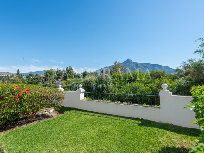 Charmant herenhuis met uitzicht op golfbaan en bergen in Aloha Pueblo, Nueva Andalucía