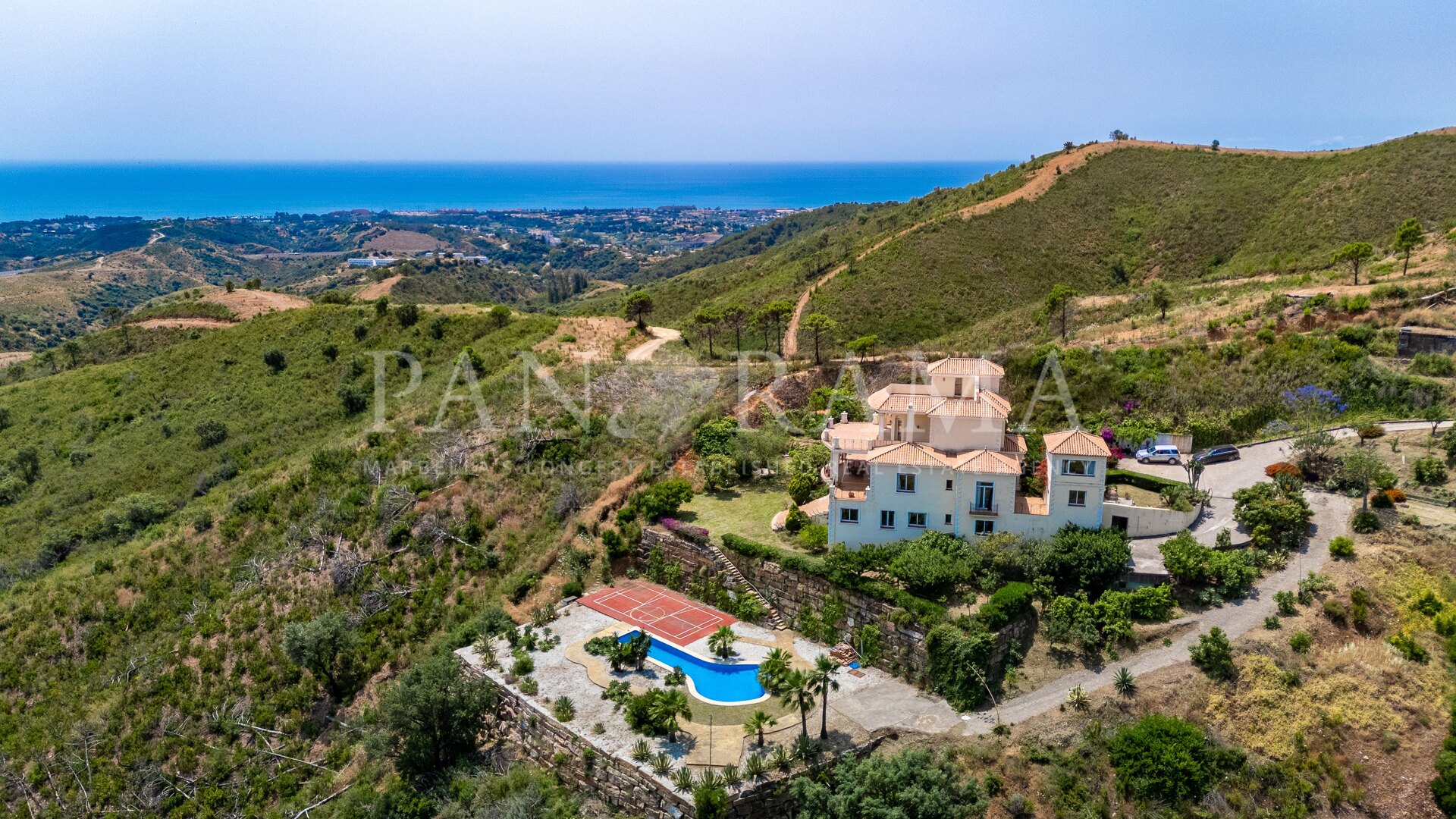 Fantástica villa situada en una parcela de 60,000 m2 con vistas al mar y a la montaña en Estepona