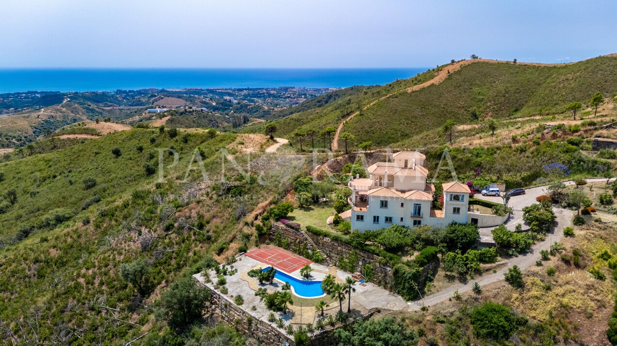 Classic 7-Bedroom Villa on 48,344 m² of Private Land in Forest Hills
