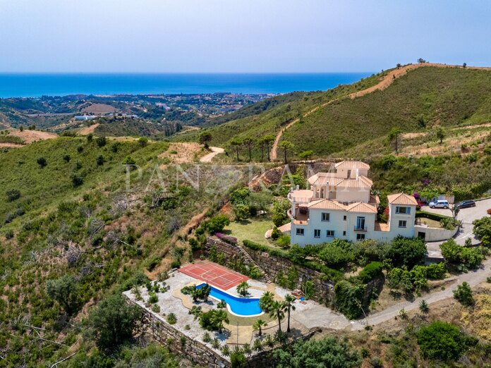 Classic 7-Bedroom Villa on 48,344 m² of Private Land in Forest Hills
