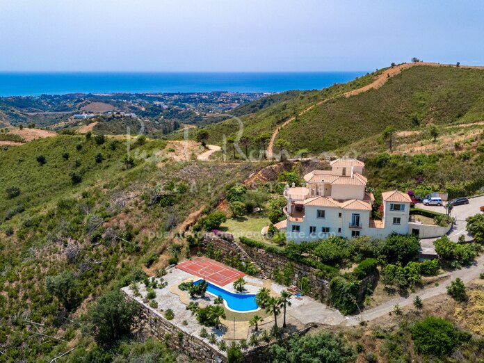 Classic 7-Bedroom Villa on 48,344 m² of Private Land in Forest Hills