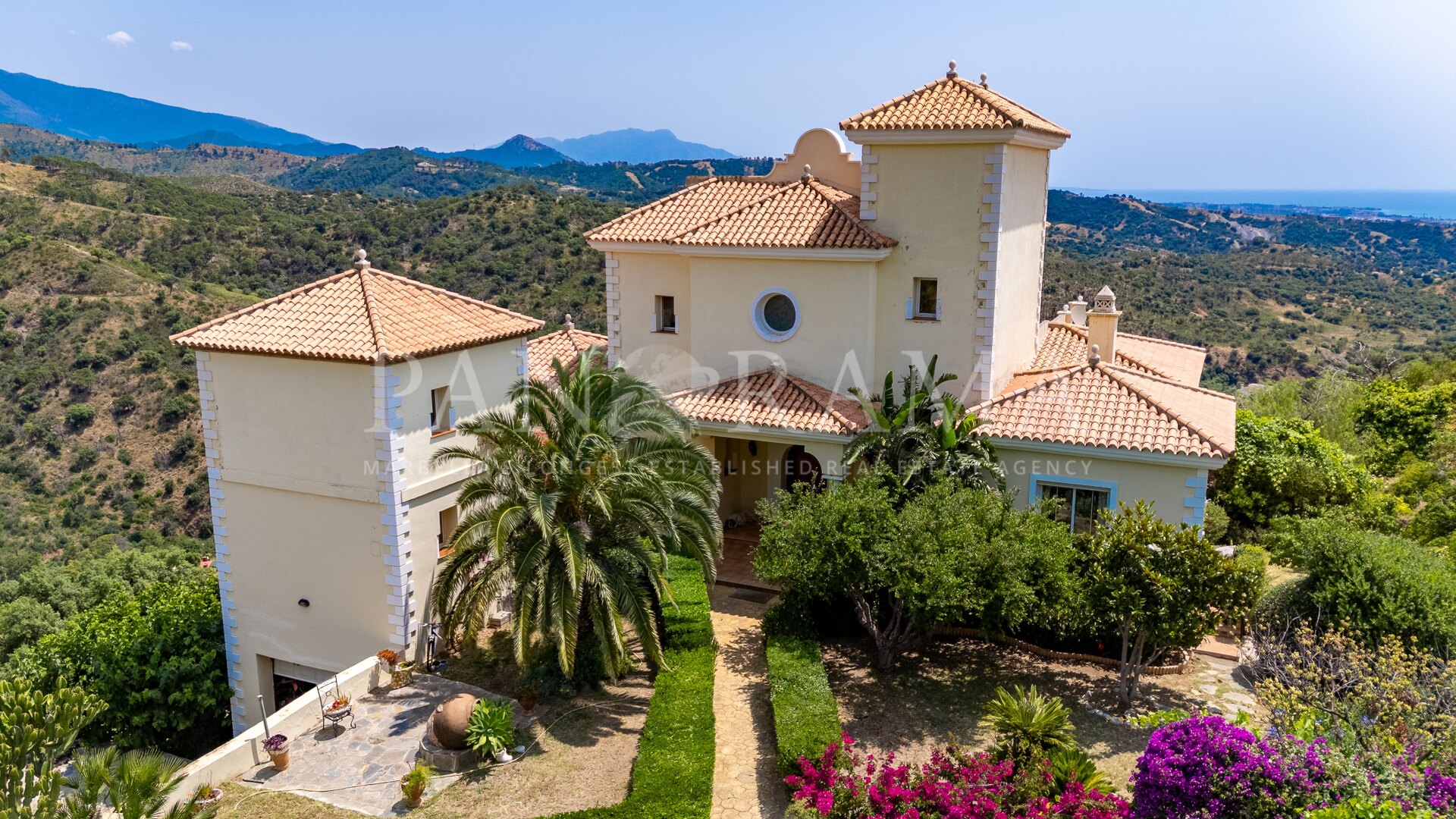 Fantastic villa set on a 60,000 m2 plot with sea and mountain views in Estepona