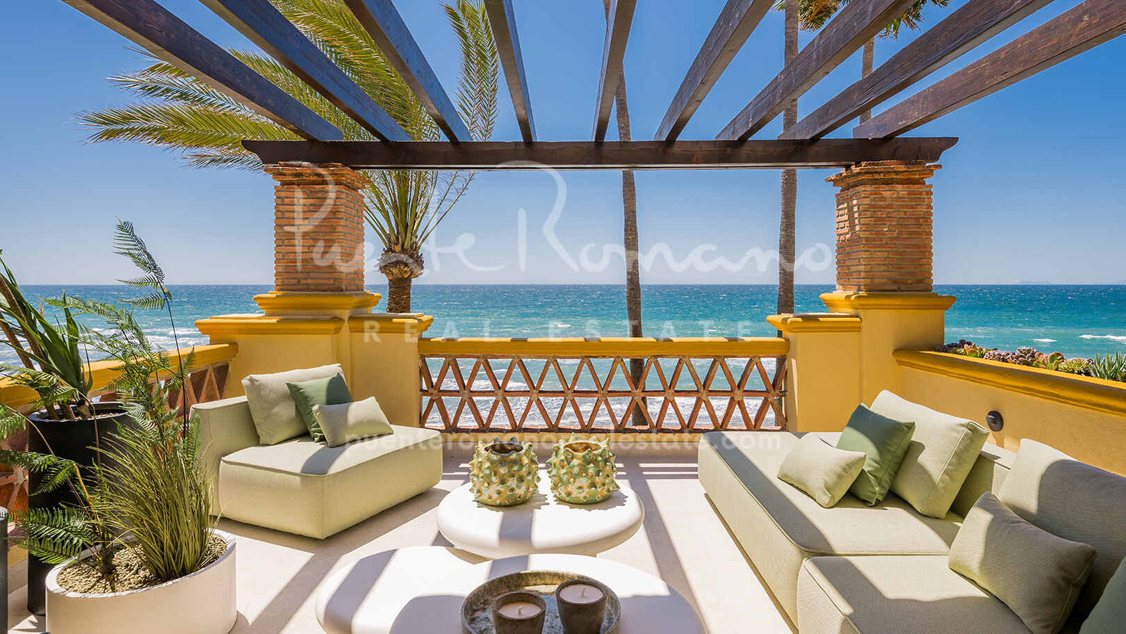 Apartamento en primera línea de playa en Rio Real Playa con vistas panorámicas al mar