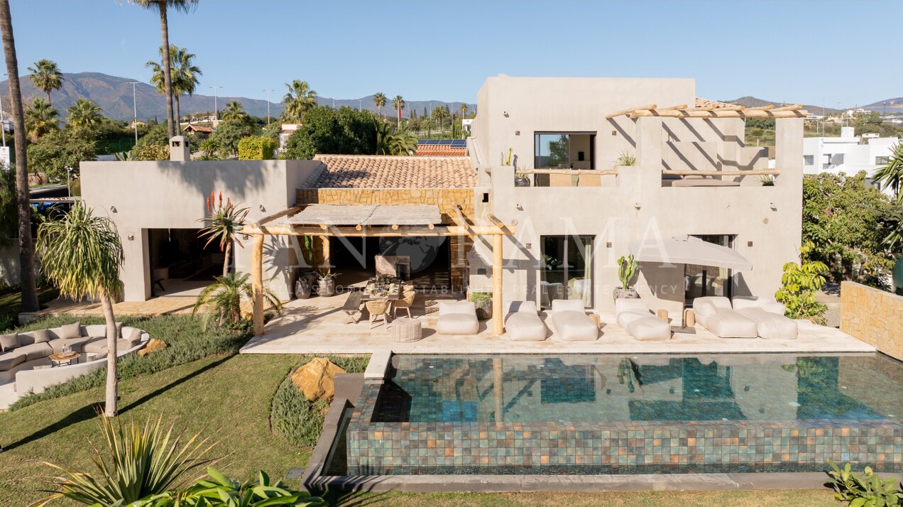 Stunning Ibiza-style luxury villa with sea views in Selwo, Estepona