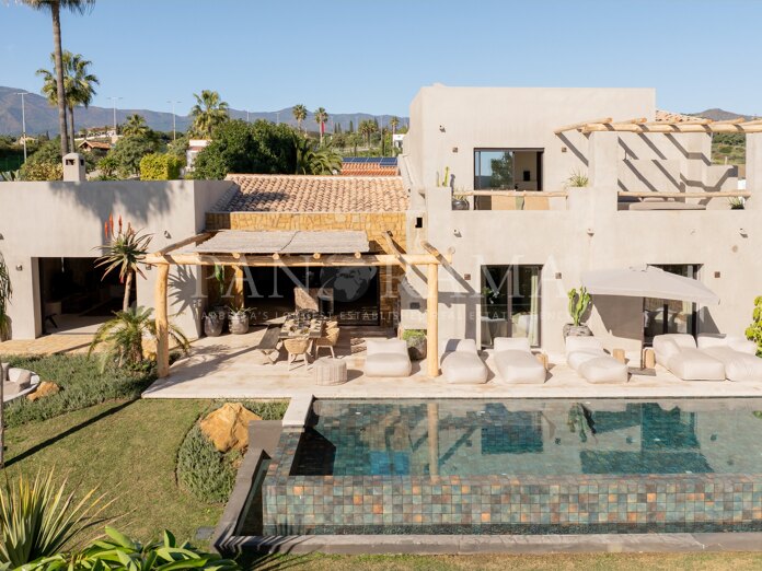 Stunning Ibiza-style luxury villa with sea views in Selwo, Estepona