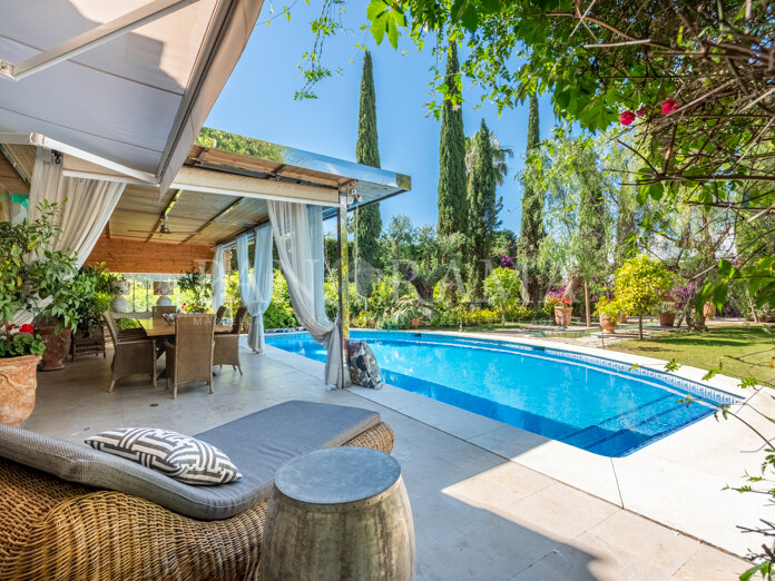 Charming southwest-facing villa, a short drive from Puente Romano and the beach