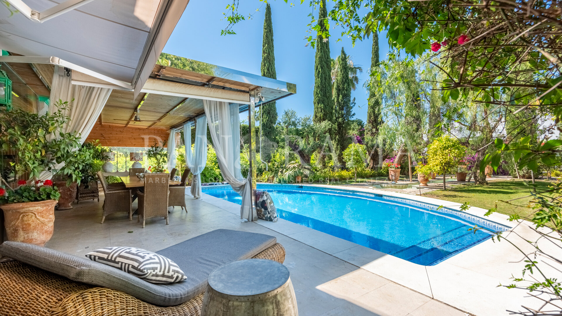 Charming southwest-facing villa, a short drive from Puente Romano and the beach