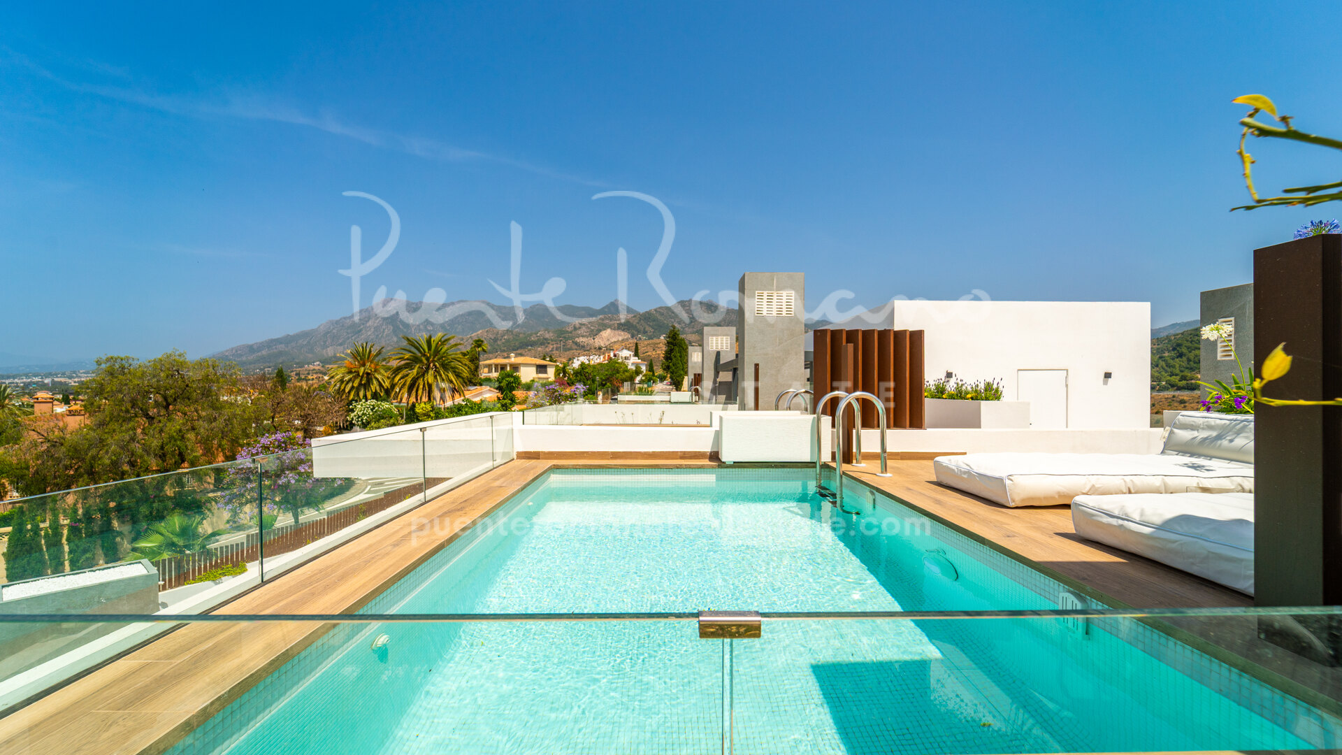 Villa nueva a estrenar completamente amueblada y con vistas al mar en Río Real Golf