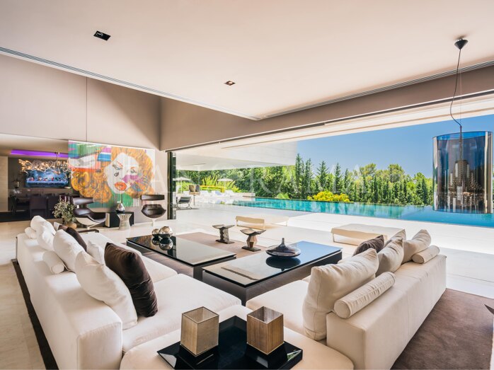 Exceptional grand villa in a sought after gated community in Marbealls´s prime location