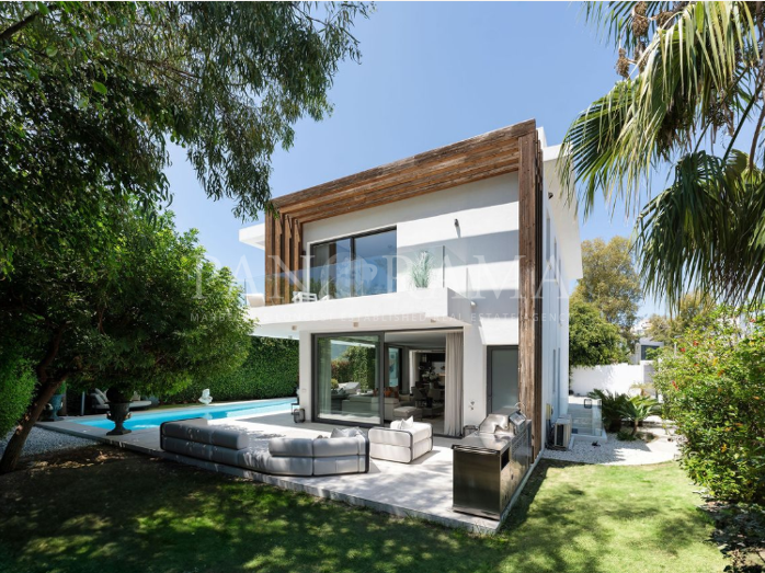 Zeitgenössische Designervilla in La Arboleda, Nueva Atalaya, Estepona Ost