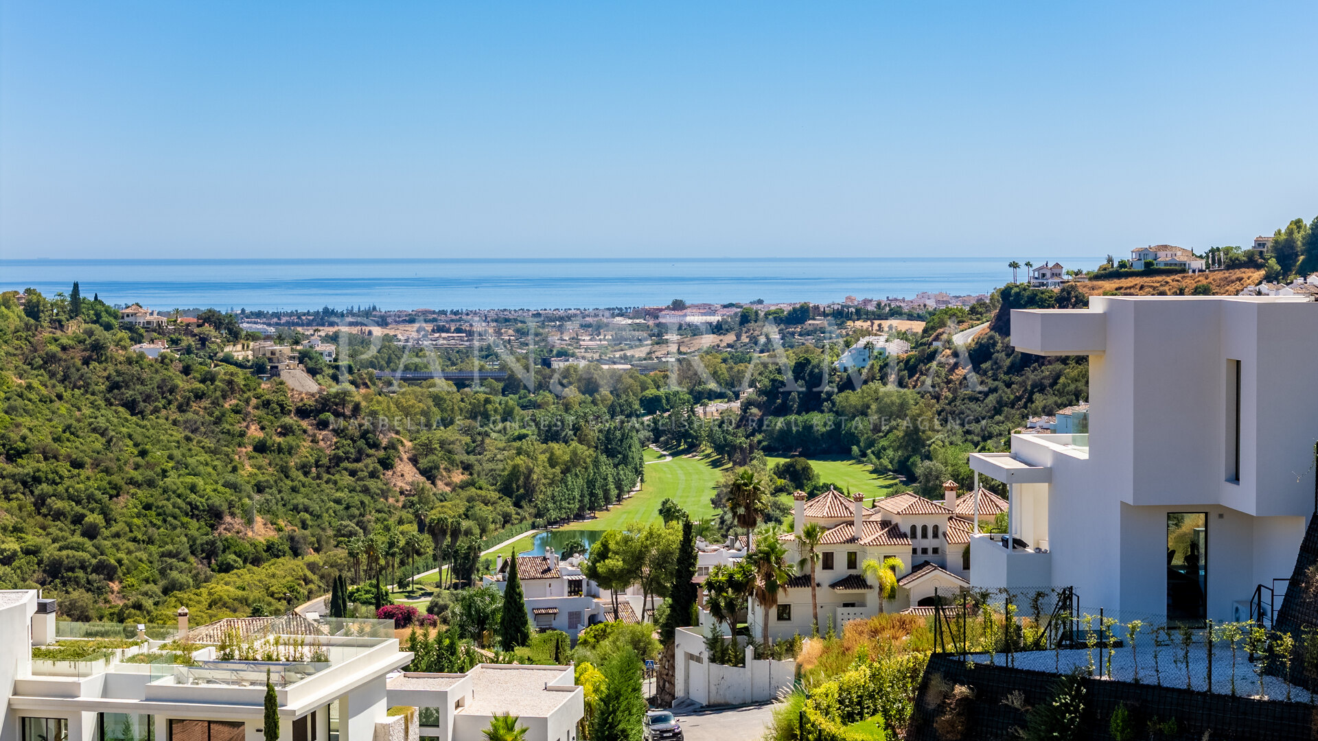 Perceel met vergunning voor een moderne villa in Lomas de La Quinta, Benahavís