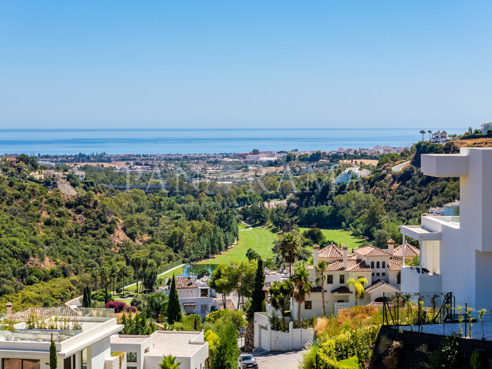 Perceel met vergunning voor een moderne villa in Lomas de La Quinta, Benahavís