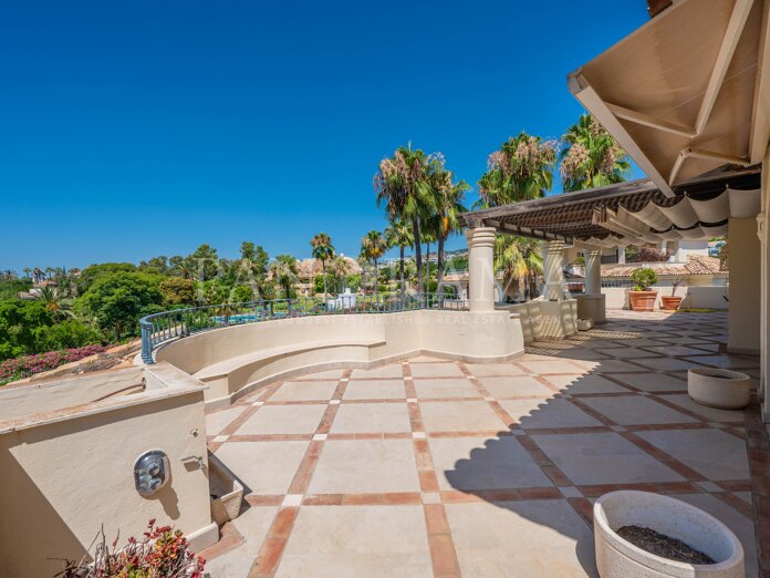 Elegant duplex penthouse in Las Alamandas with panoramic views to the gardens