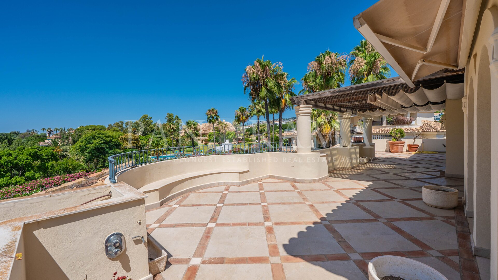 Elegante ático dúplex en Las Alamandas con vistas panorámicas a los jardines