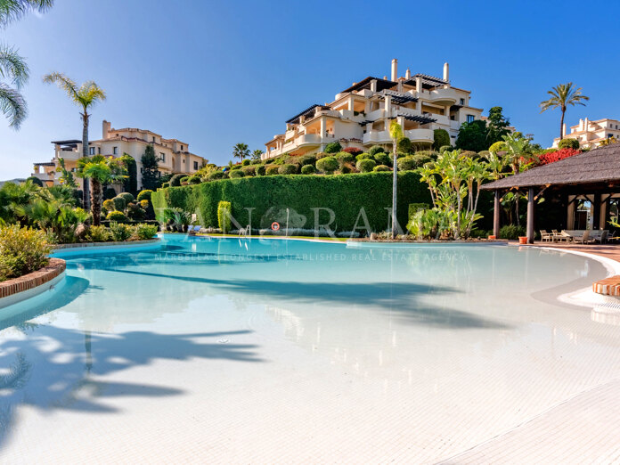 Südseitiges Duplex-Penthouse mit Blick auf den Golfplatz und einen Panoramablick auf das Meer in Capanes del Golf