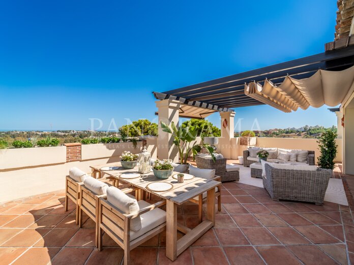 Duplex penthouse in Los Capanes del Golf with spacious terrace and panoramic views