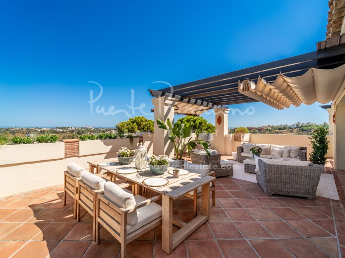 Ático dúplex en Los Capanes del Golf con amplia terraza y vistas panorámicas