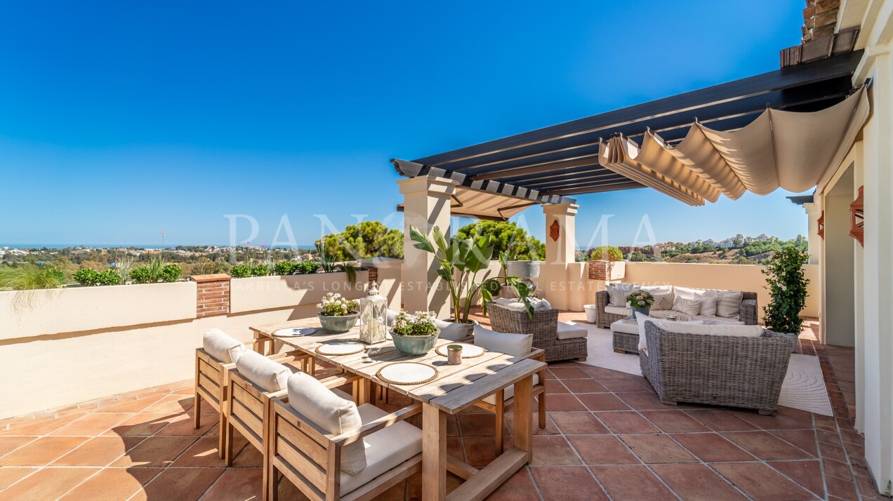 Duplex penthouse in Los Capanes del Golf with spacious terrace and panoramic views